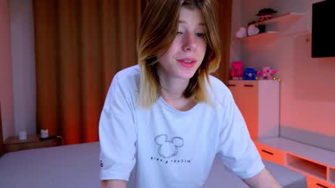 Snapshot of bella_amoury chatting on November 18, 2:54 pm Bella online show from November 18, 2:54 pm