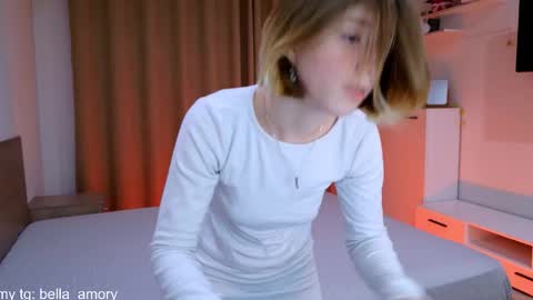 Snapshot of bella_amoury chatting on December 2, 7:53 pm Bella online show from December 2, 7:53 pm