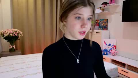 Snapshot of bella_amoury chatting on March 2, 9:32 pm Bella online show from March 2, 9:32 pm