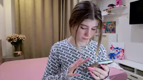 Snapshot of bella_amoury chatting on March 10, 8:25 pm Bella online show from March 10, 8:25 pm