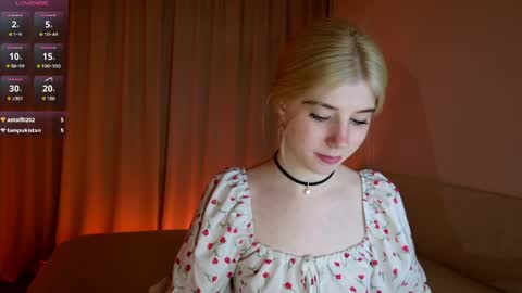 Snapshot of bella_amoury chatting on May 14, 6:37 pm Bella online show from May 14, 6:37 pm