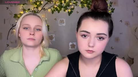 bella_and_alice online show from May 1, 4:33 pm