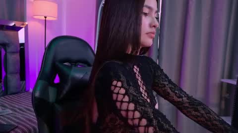 Snapshot of bella_clark2 chatting on April 11, 9:52 pm Bella online show from April 11, 9:52 pm