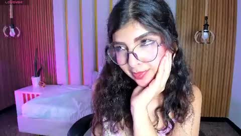 Snapshot of bella_cuttee chatting on July 21, 6:38 am B E L L A online show from July 21, 6:38 am