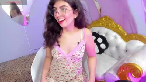 Snapshot of bella_cuttee chatting on July 24, 7:23 pm B E L L A online show from July 24, 7:23 pm