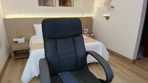 bella_millers online show from March 31, 6:52 pm