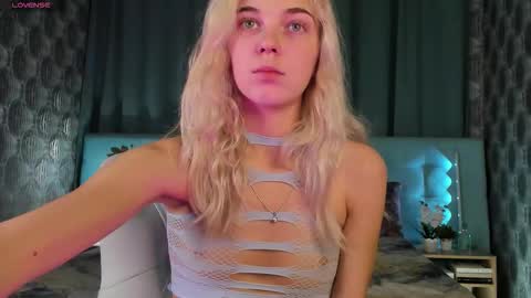 Snapshot of bella_stewartt chatting on September 18, 12:01 am Bella online show from September 18, 12:01 am