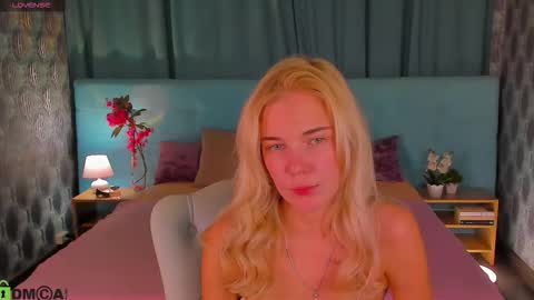 Snapshot of bella_stewartt chatting on September 22, 12:01 am Bella online show from September 22, 12:01 am