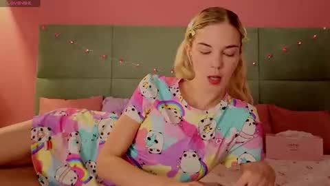 Snapshot of bella_stewarttt chatting on June 22, 1:29 am Bella NEW ROOM online show from June 22, 1:29 am