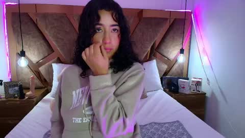 Bella Swwan  online show from April 29, 2:21 pm
