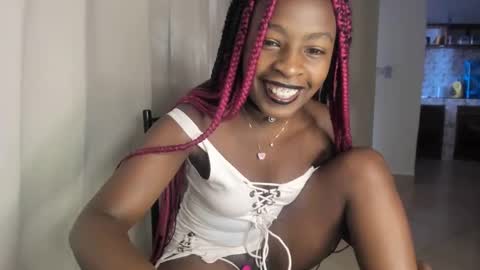 Snapshot of bella_thequeen chatting on January 29, 6:22 am Bella sweetpea online show from January 29, 6:22 am