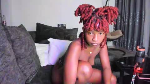 Snapshot of bella_thequeen chatting on October 11, 9:35 pm Bella sweetpea online show from October 11, 9:35 pm
