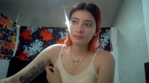 Snapshot of bella_thorne1999 chatting on July 17, 1:23 am bella_thorne1999 online show from July 17, 1:23 am