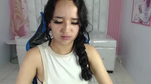 Snapshot of bella_vibes_s chatting on October 1, 8:59 pm Bella online show from October 1, 8:59 pm