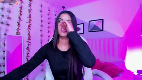 BELLA online show from December 3, 8:07 pm