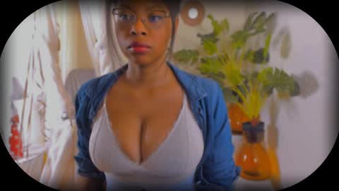 Snapshot of bellablakes18 chatting on September 23, 1:03 pm Bellah Blakes-Sarah Scrumptious Lee online show from September 23, 1:03 pm