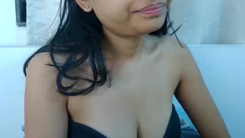 Snapshot of bellacrystall chatting on March 1, 4:25 am bellacrystall online show from March 1, 4:25 am