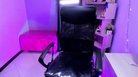 Snapshot of bellalovee_ chatting on February 20, 3:03 am bellalovee_ online show from February 20, 3:03 am