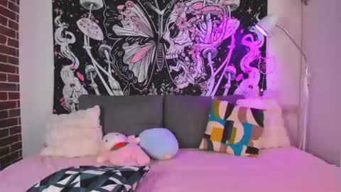 Snapshot of bellamour_r chatting on June 24, 9:03 pm Bella online show from June 24, 9:03 pm