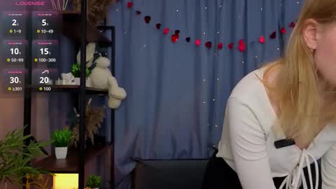 Lana but not DelRay online show from February 21, 11:22 am