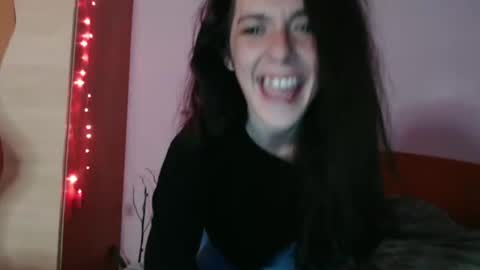 Snapshot of bellaqueen0701 chatting on February 19, 1:40 am bellaqueen0701 online show from February 19, 1:40 am