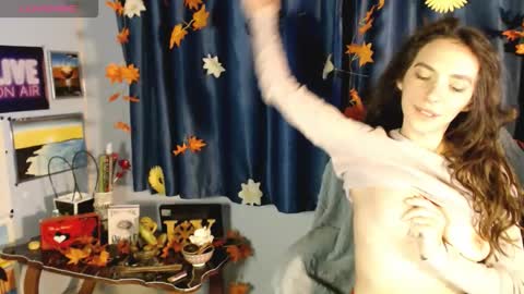 Snapshot of bellaqueen0701 chatting on October 3, 12:40 am bellaqueen0701 online show from October 3, 12:40 am