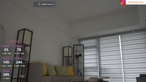 Snapshot of belle_adrienne chatting on February 15, 7:51 am Belle Adrienne IG online show from February 15, 7:51 am