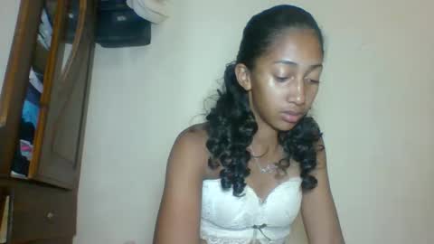 Snapshot of belle_annah chatting on May 19, 1:33 am belle_annah online show from May 19, 1:33 am
