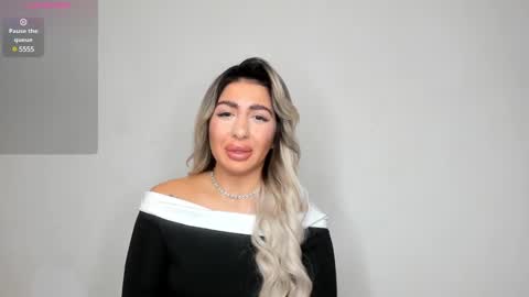 Snapshot of belle_hallle chatting on December 31, 5:18 pm LucyJelly online show from December 31, 5:18 pm