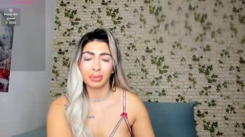 Snapshot of belle_hallle chatting on January 2, 7:07 pm LucyJelly online show from January 2, 7:07 pm