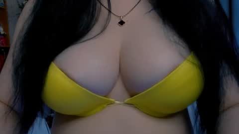 Snapshot of bellelovexx chatting on June 25, 6:29 am Hello I am kind friendly and cute girl online show from June 25, 6:29 am