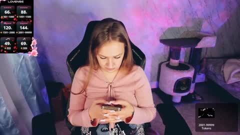 Snapshot of bellezza_ chatting on December 2, 1:35 pm Your Annabelle Wolf online show from December 2, 1:35 pm
