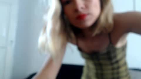 Snapshot of bells_beast chatting on May 12, 12:35 pm sophie online show from May 12, 12:35 pm