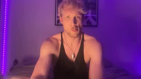 Snapshot of bendoverxo chatting on February 12, 7:03 am bendoverxo online show from February 12, 7:03 am