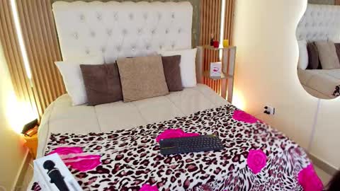 Tiffany and Bengie online show from March 10, 8:47 pm