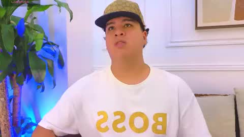 Snapshot of bennett_alejoo chatting on June 18, 6:23 pm bennett_alejoo online show from June 18, 6:23 pm