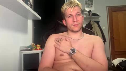 Snapshot of bennydemon chatting on April 3, 3:04 am bennydemon online show from April 3, 3:04 am