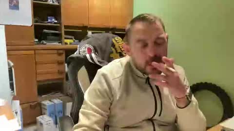 Snapshot of benochau chatting on April 4, 2:10 am benochau online show from April 4, 2:10 am