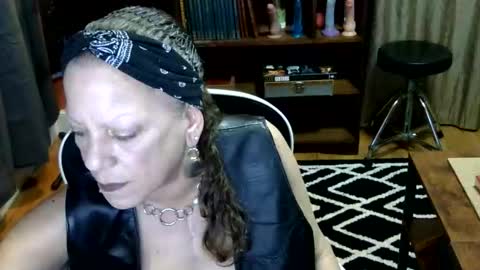 Snapshot of bentmountain chatting on March 23, 12:36 am DeniseDavid online show from March 23, 12:36 am