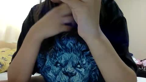 Snapshot of bermudatriangle12 chatting on May 4, 10:33 am tixxie online show from May 4, 10:33 am