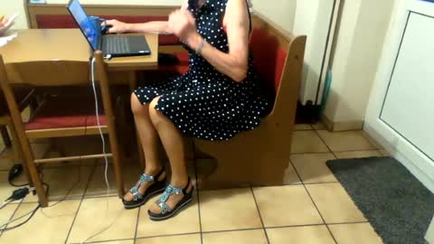 Snapshot of bernadetanylon chatting on July 17, 3:24 am Bernadetanylon online show from July 17, 3:24 am