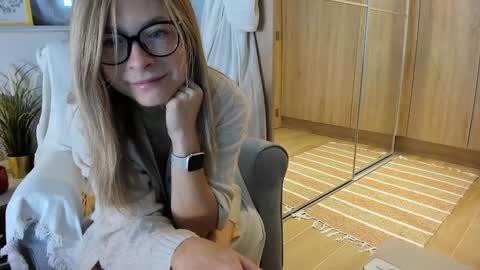 Snapshot of bestgirl_ofthe_neighborhood chatting on October 20, 6:47 am Vicky online show from October 20, 6:47 am