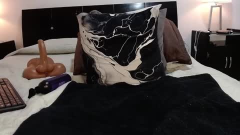 Snapshot of betzabeth_1 chatting on January 25, 8:42 pm Catalina online show from January 25, 8:42 pm