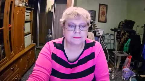 BeverlyQCynia online show from December 4, 12:03 pm