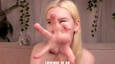 Eliz online show from November 13, 1:04 am