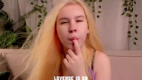 Eliz online show from November 14, 1:04 am