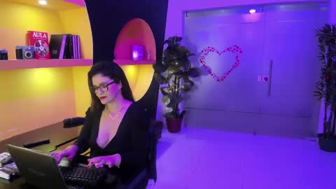 Snapshot of biancaroyalle chatting on April 24, 9:17 pm Bianca Royalle online show from April 24, 9:17 pm