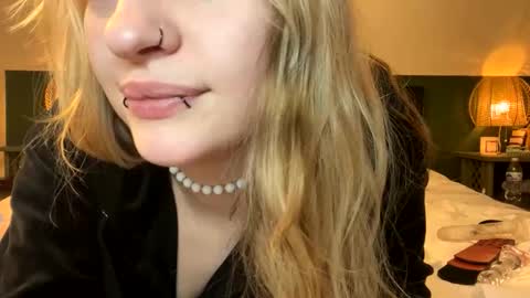 Ellie  online show from March 4, 1:11 am