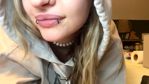 Ellie  online show from March 8, 4:27 am