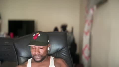 Snapshot of bigbackwoodcali chatting on October 8, 10:29 pm bigbackwoodcali online show from October 8, 10:29 pm